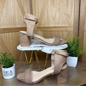 Dodo Elegant Tan Block Heel Sandals NWOT Women’s Size 10